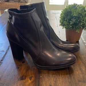 ❤️ Franco Sarto Dark Brown Leather Ankle Booties ❤️